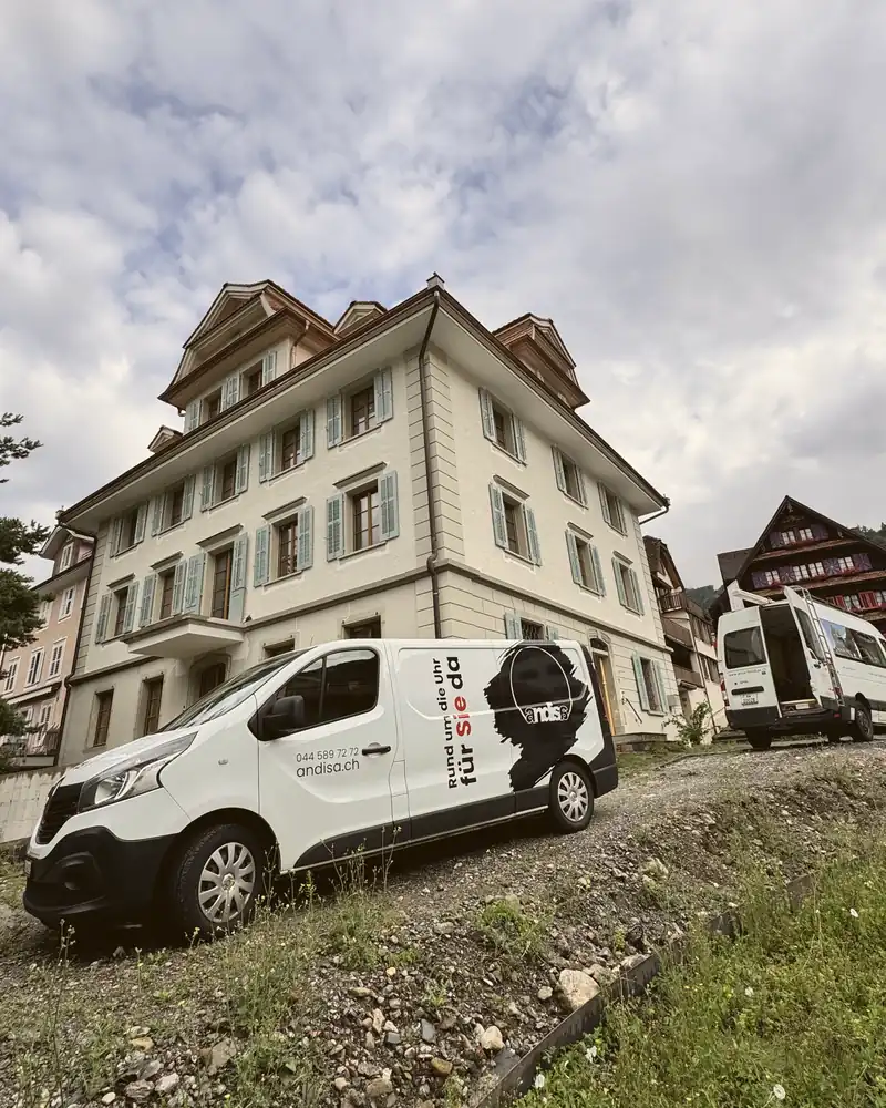 Andisa-Bus vor einem renovierten Altbau
