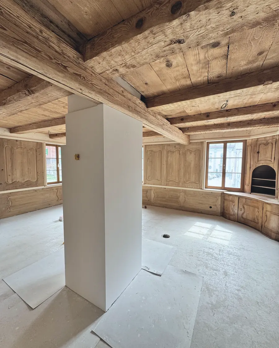 Holzgetäferte Stube mit Balkendecke während der Sanierung