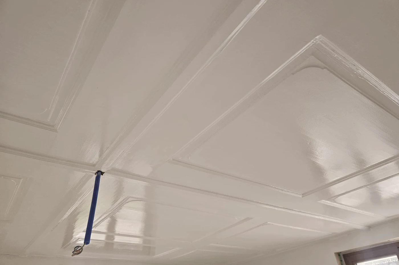 Weiss verputzte Decke mit Stuckprofilen