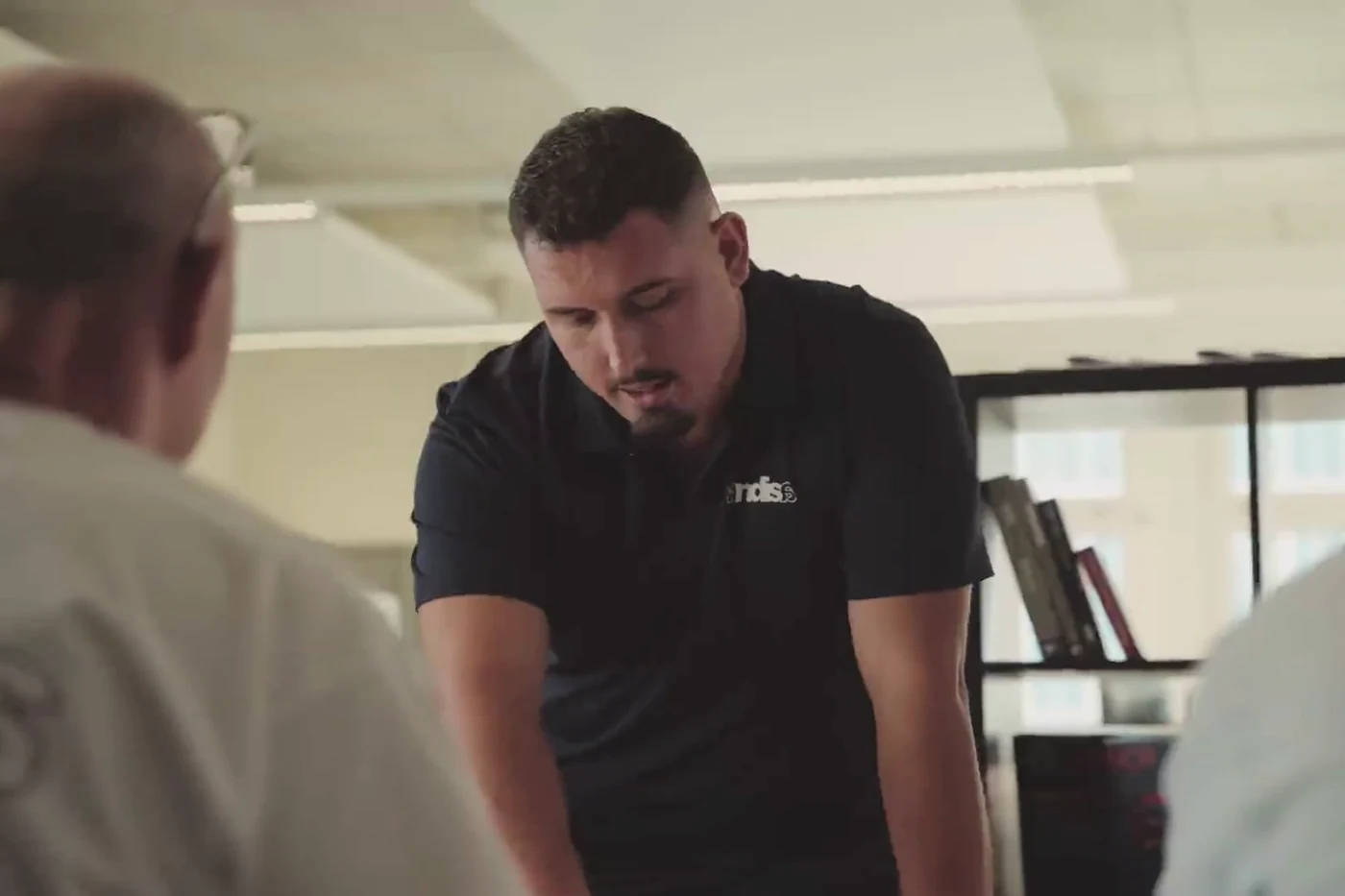 Blendi Sacipi bespricht im Büro einen Auftrag mit dem Team