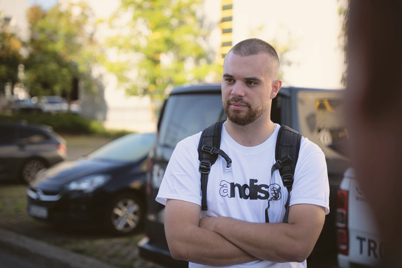 Vorarbeiter der Andisa AG mit Rucksack vor dem Einsatz