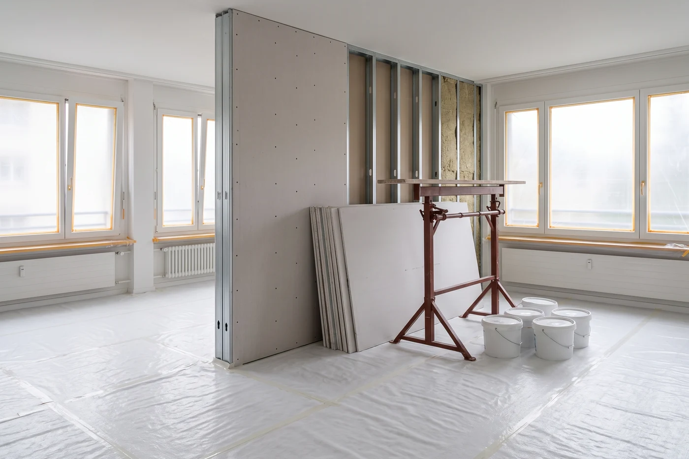 Neue Trennwand aus Metallständern und Gipsplatten